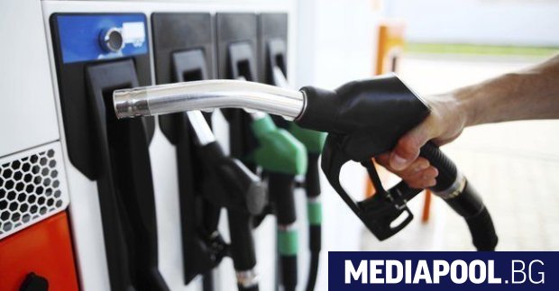 Бензинът и дизелът в България поскъпват средно с около 30