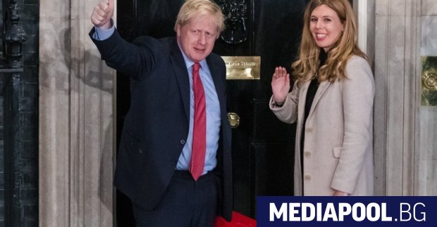 Британският премиер Борис Джонсън и годеницата му Кари Саймъндс обявиха
