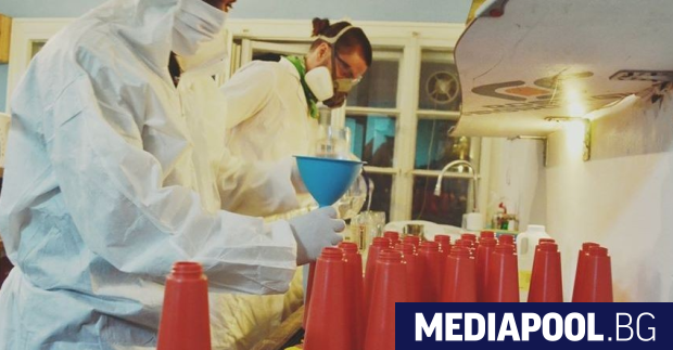 Здравни медиатори от Самоков произведоха 240 дезинфектанти под формата на