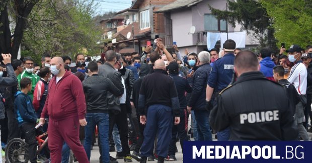 Десетки граждани от двата ромски квартала в София Факултета
