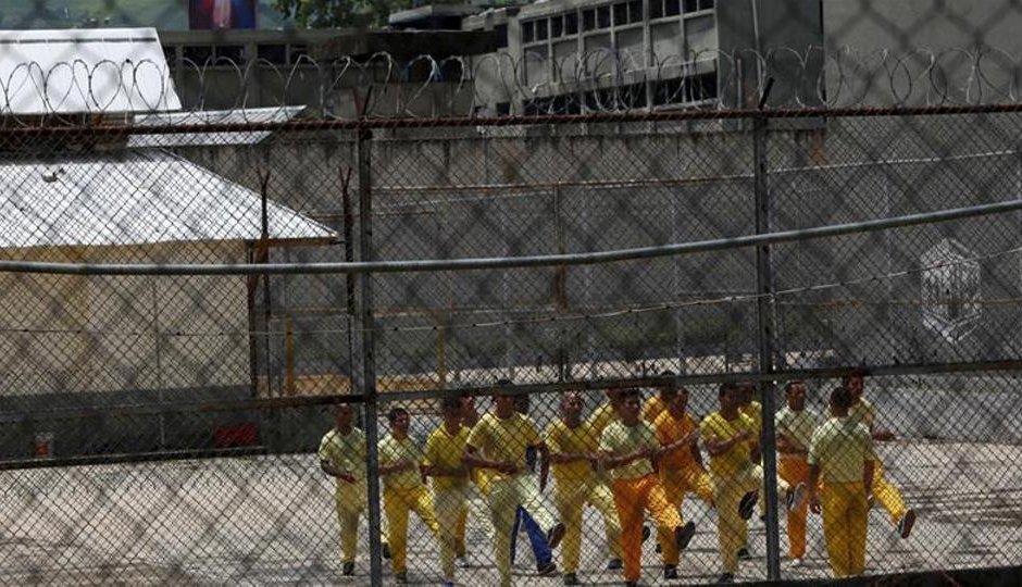 Десетки жертви и ранени при бунт във венецуелски затвор