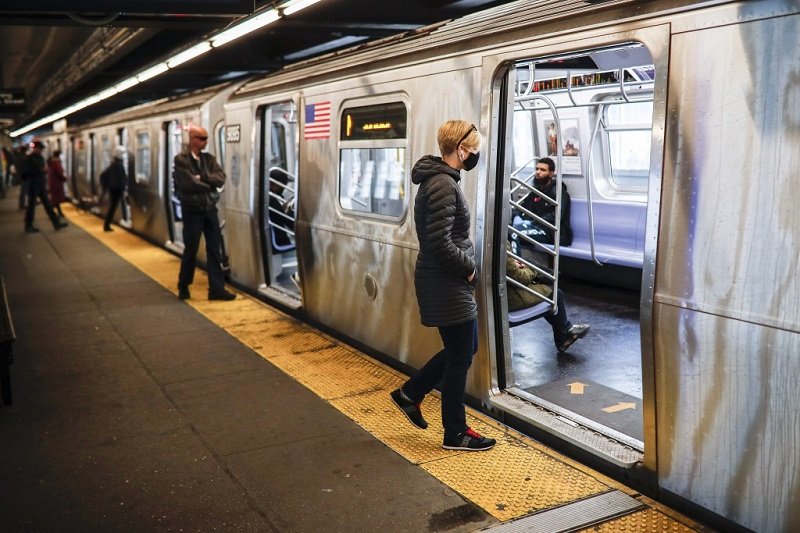 "Всички са уплашени": Как пътниците в метрото в Ню Йорк се опитват да спазват дистанция