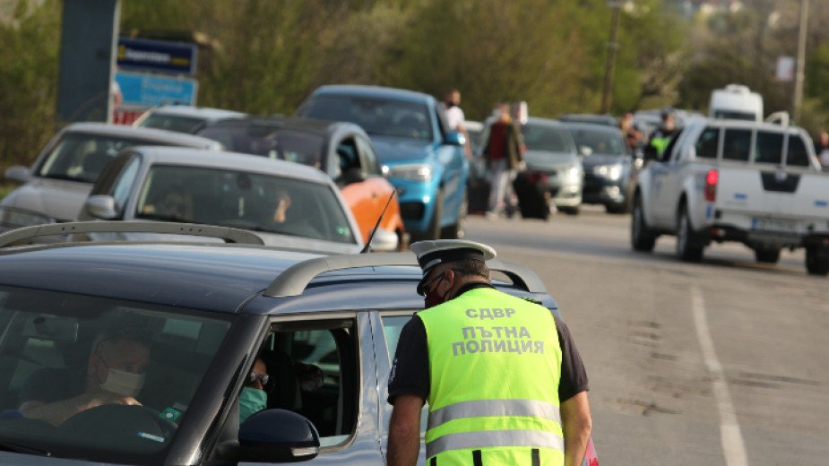 Властта срещу "тарикатите": Колони автомобили и двама арестувани при опит да се приберат в София
