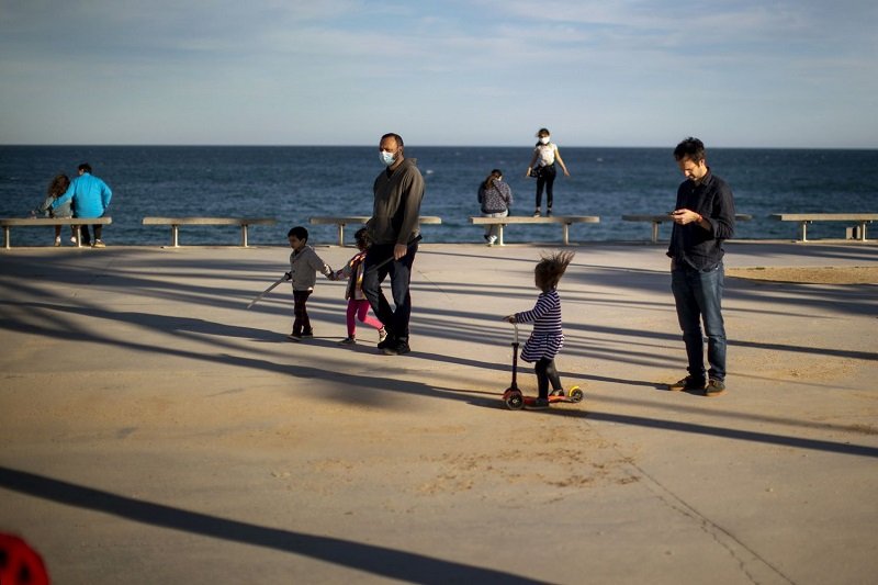 Деца и родители на брега на морето в Барселона в сряда, 29 април