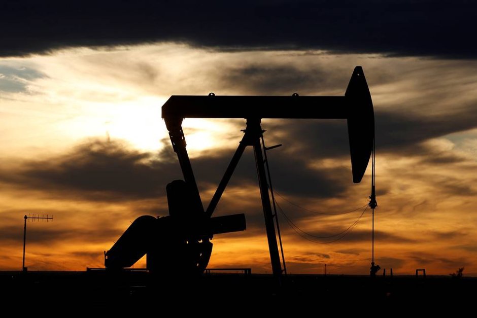 Мрачна прогноза за потреблението на петрола потопи цените до нови дъна