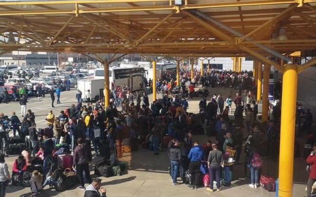 Румънски сезонни работници чакат на летището в Клуж миналата седмица, за да отлетят за Германия