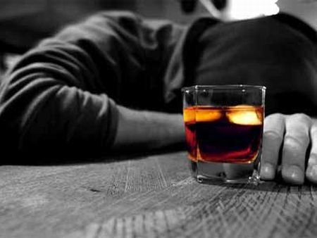 Наред с вируса над руснаците в социална изолация витае и призракът на алкохола