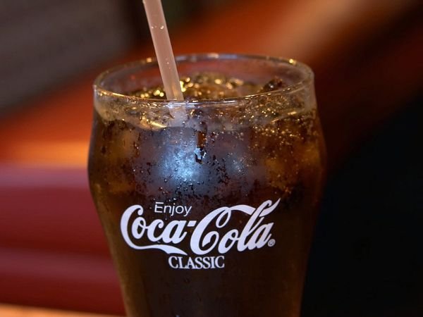 Продажбите на "Кока-Кола" намалели с 25% заради пандемията