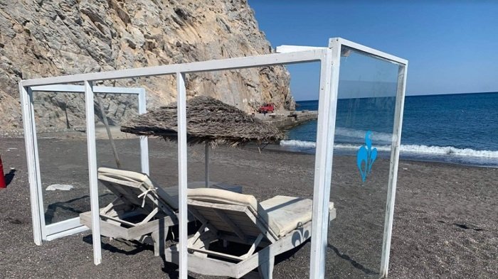 Кабинки от плексиглас на плажа - гръцкият остров Санторини се подготвя за туристите