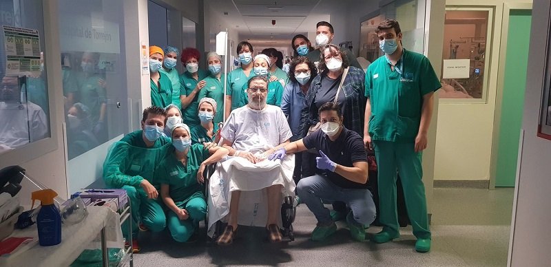 Лекарски екип и 65-годишен пациент, прекарал 57 дни в мадридска болница.