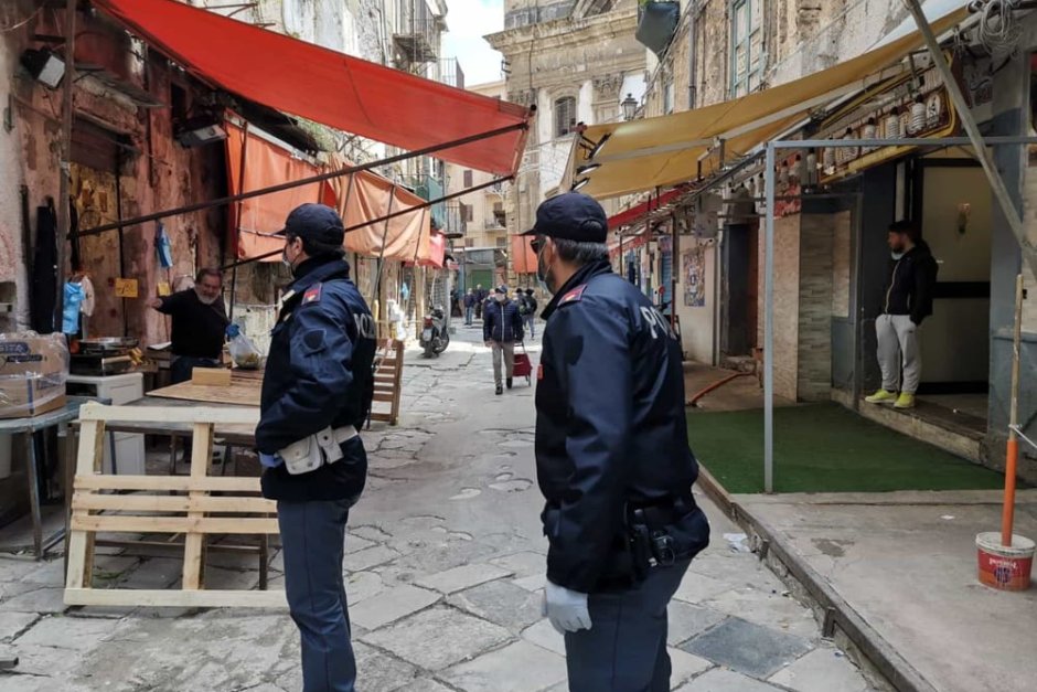 Полицаи в Баларо, историческата част на Палермо