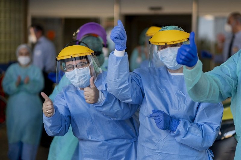 Група лекари и медицински сестри от болница в испанския град Севиля