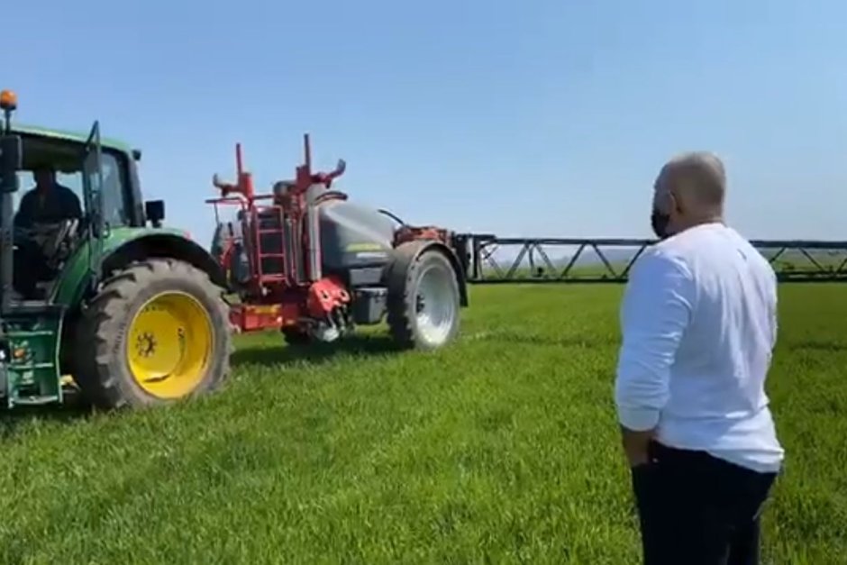 Премиерът инспектира самотен тракторист без маска в полето