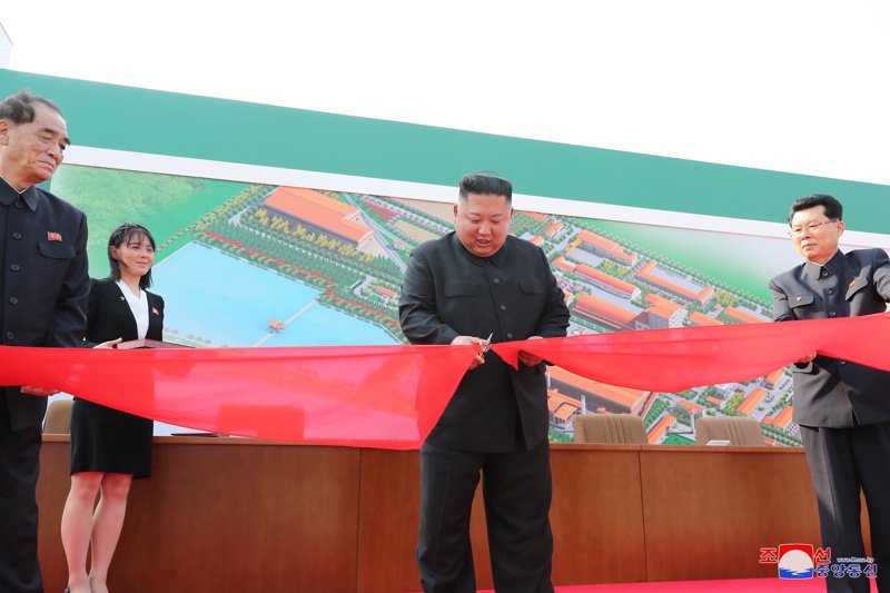 Публикуваните от държавните медии снимки на лидера, прерязващ лентичката на нов завод, сн. ЕПА/БГНЕС