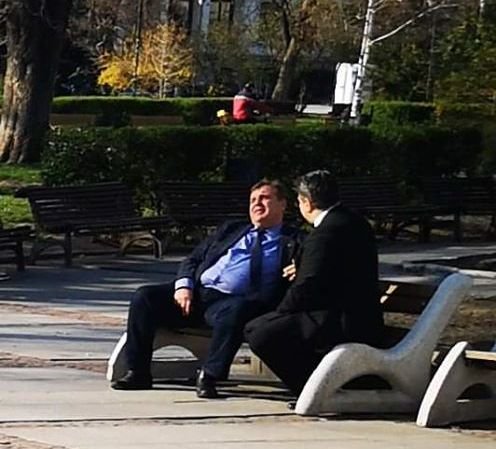 Снимка на деня: Каракачанов в парка. А глоба?