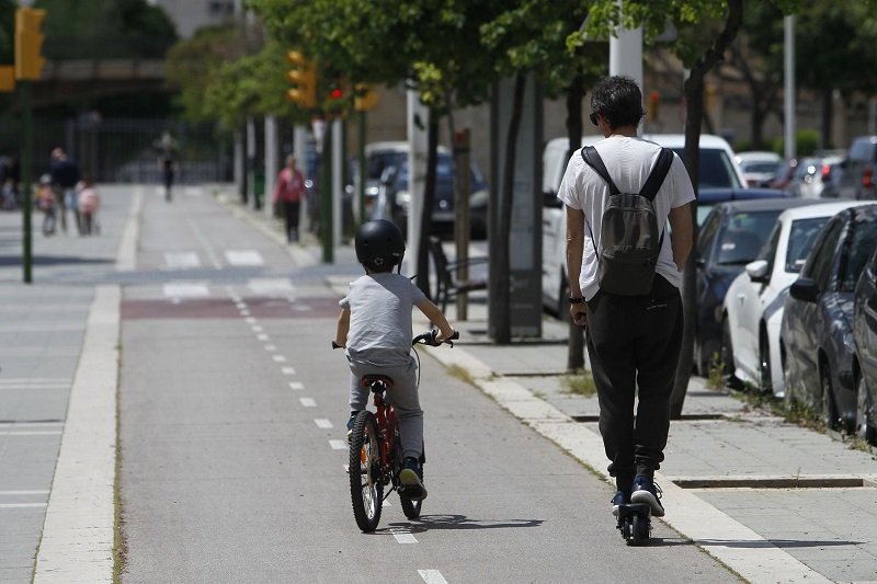 Баща и син се разхождат по велоалея в испанския град Палма де Майорка