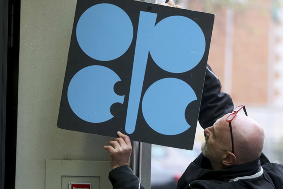 Петролните цени нагоре-надолу след сделката за рекорден спад на добива