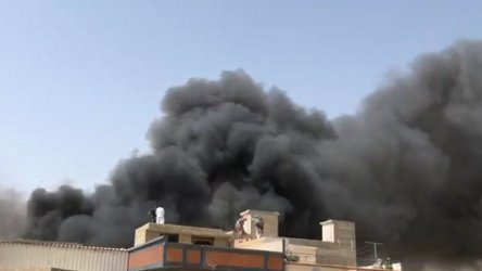 Поне двама оцелели пътници при разбиването на пакистански самолет край Карачи