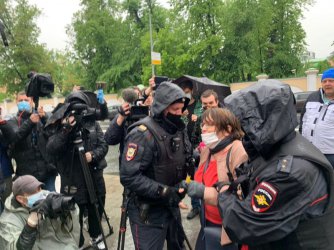 25 арестувани в Москва и Санкт Петербург заради протест срещу задържането на журналист