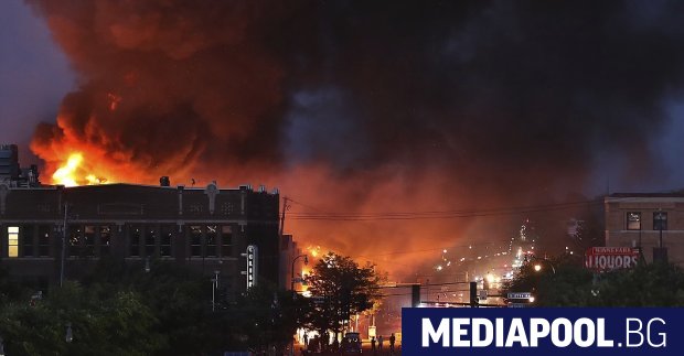 Протестиращи опожариха полицейски участък в град Минеаполис в северната част