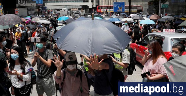 Полицията в Хонконг използва патрони с лютиви вещества за разпръсване