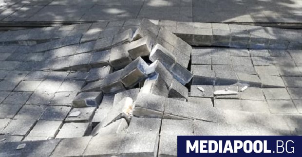Ремонтът на столичната улица Граф Игнатиев отново даде дефект Плочките