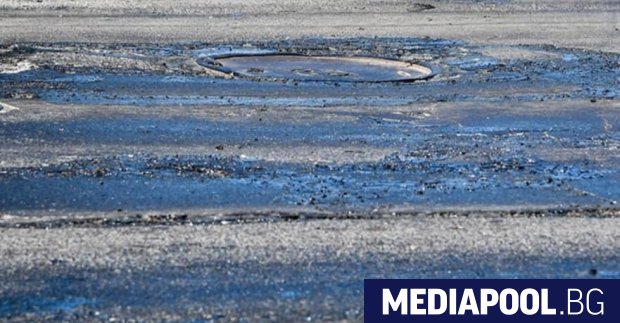 Улици в столичния район Подуяне се разтопиха в първия по топъл