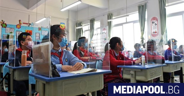Пекински гимназисти се върнаха днес в класните стаи с електронни
