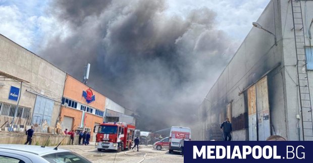 Голям пожар горя в складове за строителни материали в Пловдив