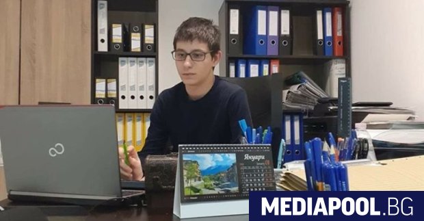 Фарсът с джиросването на мажоритарния пакет от акциите на футболния