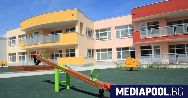 Детските градини в страната може да бъдат отворени частично след