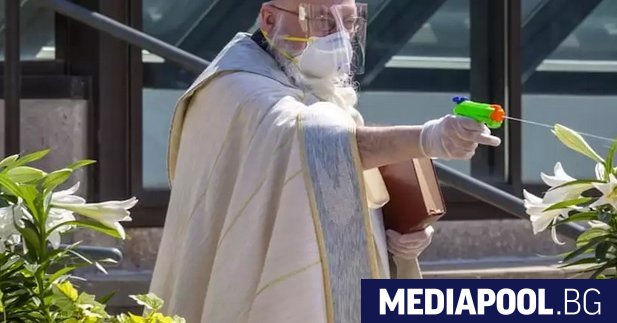 Свещеник който използва воден пистолет за да пръска богомолците със