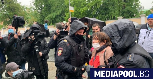Полицията в Москва и Санкт Петербург арестува 25 души, които
