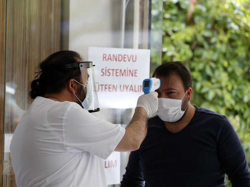 Турция отвори молове и фризьорски салони