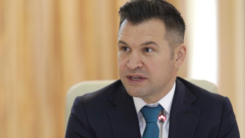 Румънски министър се появи по телевизията без панталон