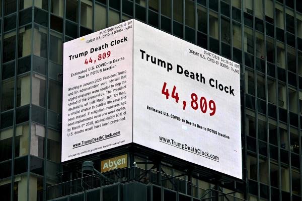 "Часовник на смъртта на Тръмп" се появи на "Таймс Скуеър"