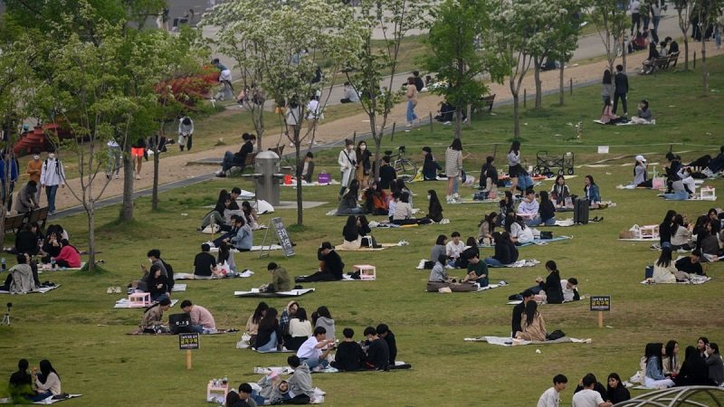 Светът наблюдава опитите на Южна Корея да избегне втора вълна на заразата