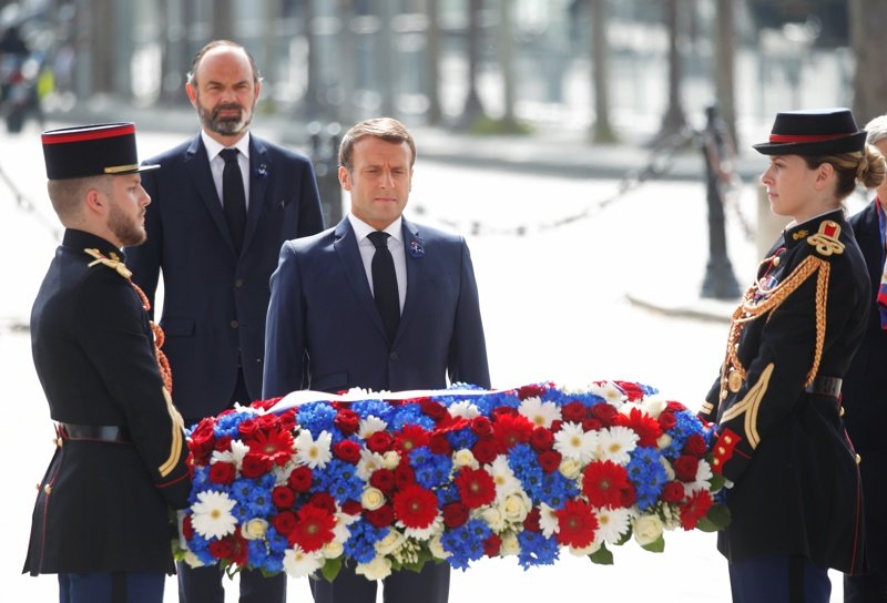Френският президент Еманюел Макрон поставя венец пред паметника на генерал Шарл де Гол