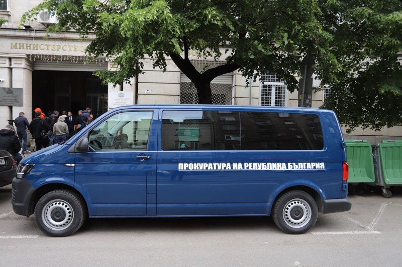  Prosecutor's Office van and investigators in front of the Ministry of Environment building