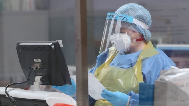 Великобритания прибави загубата на обоняние към симптомите на новия коронавирус
