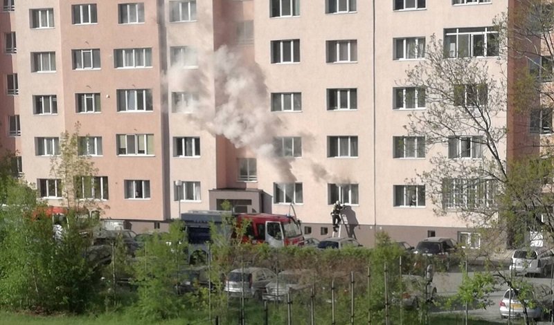 Пожар горя в апартамент в Перник