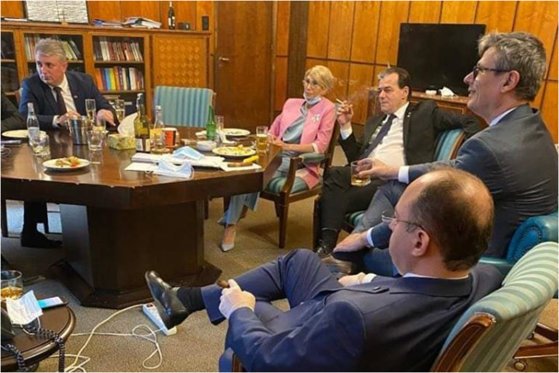 Румънският премиер "уловен" да пуши и пие в кабинета си с министри в нарушение на мерките