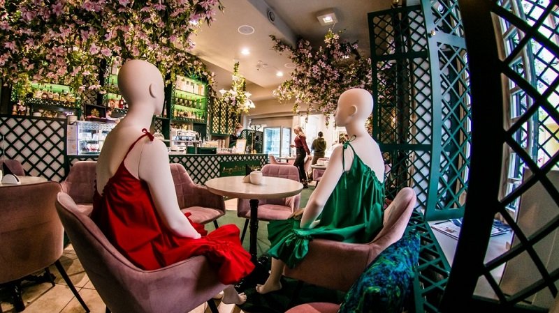 Социална дистанция: Ресторанти във Вилнюс поставят манекени на празните маси
