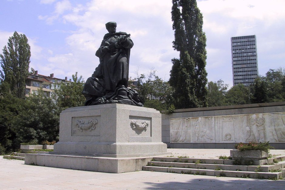 БСП-София срещу кмета на "Лозенец" заради паметник на съветския воин