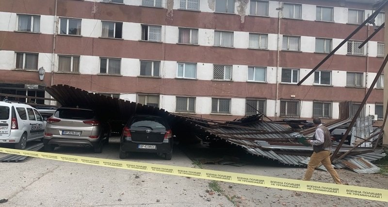 Вятър отнесе покрива на Военното окръжие във Враца и го стовари върху къща, няма пострадали