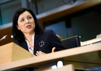 Зам.-председателят на ЕК Вера Юрова подкрепи Туитър в спора й с Тръмп