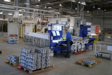 Срив в производството на авточасти през април, повече продажби на цигари и лекарства