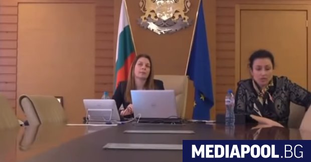 Земеделският министър Десислава Танева е записана да обяснява че трябва