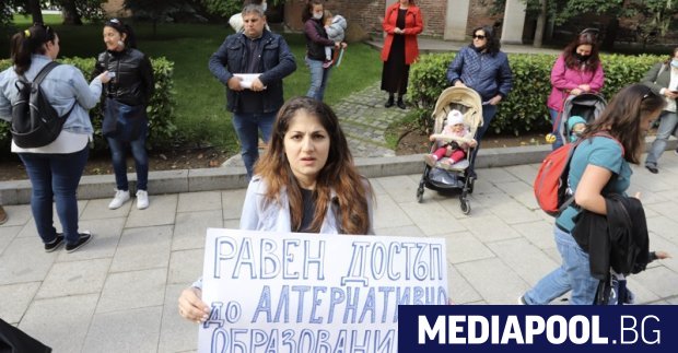 Родители излязоха на протест пред Столичната община заради продължаващия от