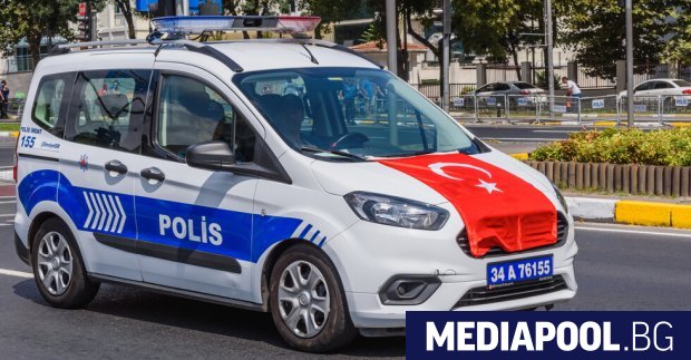 Турската полиция задържа в понеделник двама журналисти в рамките на